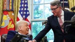 Sursa foto: X; Donald Trump alături de Peter Mandelson, cel despre care susţine acum că „nu îl cunoaşte”